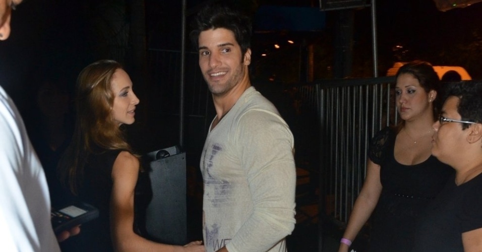 27.mar.2013 - O carioca Marcello chega com a namorada emcasa nortuna na Barra da Tijuca, para a festa de encerramento do 