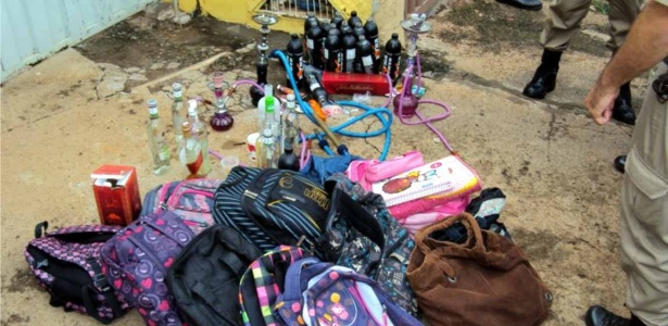 Material escolar, bebidas e narguilés encontrados em festa open bar, na periferia de Uberlândia (537 km de Belo Horizonte)  - Divulgação