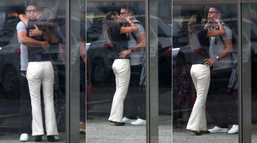 27.mar.2013 - Ronaldo e Paula Morais trocam beijos na portaria do prédio do ex-jogador, no Rio