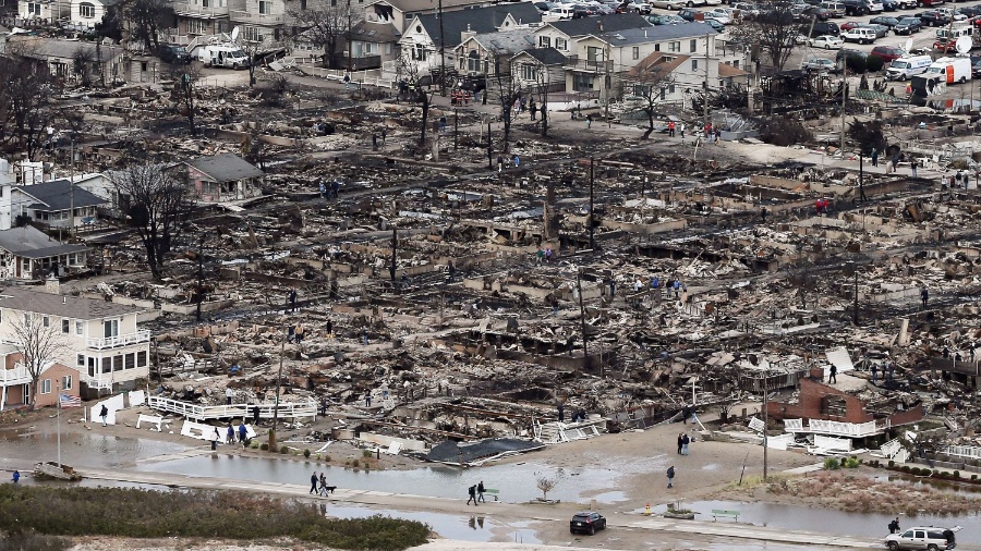 27.mar.2013 - Vista aérea mostra devastação causada pela supertempestade Sandy em área residencial do Queens, bairro de Nova York, na costa leste dos Estados Unidos, em outubro de 2012