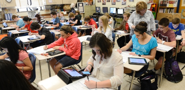 Alunos usam seus próprios equipamentos eletrônicos durante aula de história em escola da Flórida - Todd Anderson/The New York Times