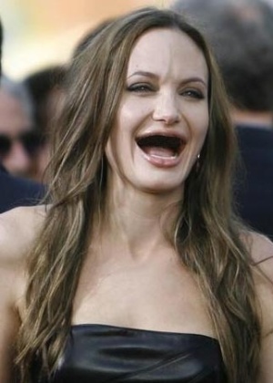 Angelina Jolie no Tumblr "Actresses Without Teeth" (http://actresseswithoutteeth.tumblr.com/), que reúne imagens com a versão "banguela" de atrizes, cantoras e famosas