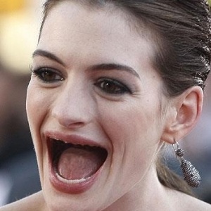 Anne Hathaway no Tumblr "Actresses Without Teeth" (http://actresseswithoutteeth.tumblr.com/), que reúne imagens com a versão "banguela" de atrizes, cantoras e famosas