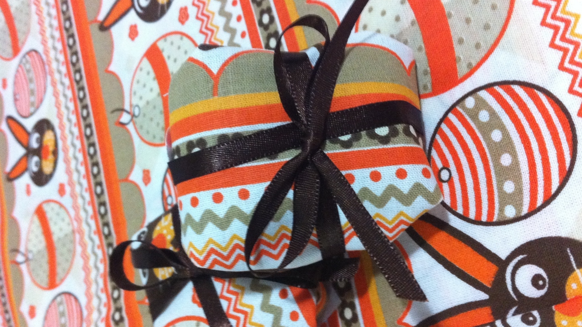 Bem-casado embalado em tecido com tema de Páscoa; da Puro Brigaderia (www.purobrigadeiria.com.br), por R$ 5,50 (unidade). Preço pesquisado em março de 2013 e sujeitos a alterações - Divulgação/Puro Brigaderia