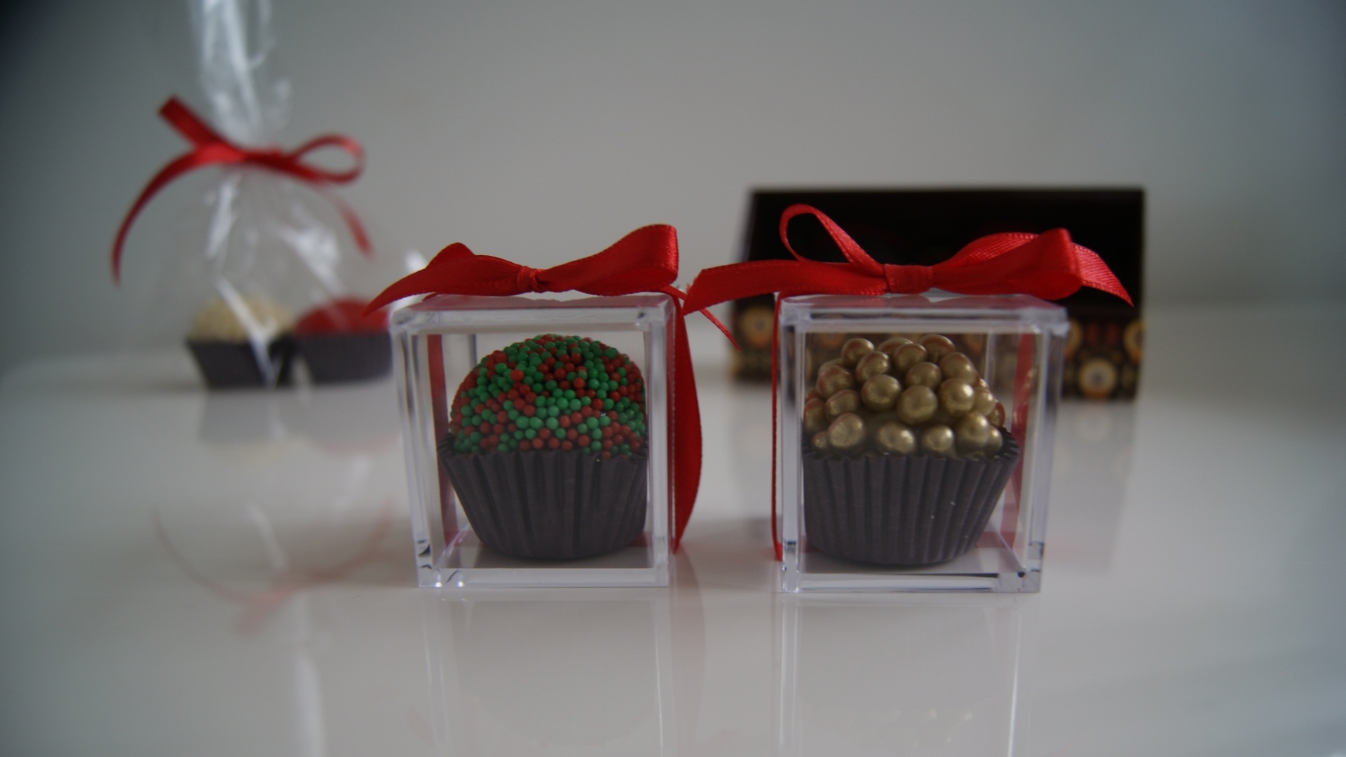 Caixa de acrílico com um brigadeiro dentro; da Sweet Joy Brigaderia (www.sweetjoy.com.br), por R$ 5 (unidade). Preço pesquisado em março de 2013 e sujeitos a alterações - Divulgação/Sweet Joy Brigaderia