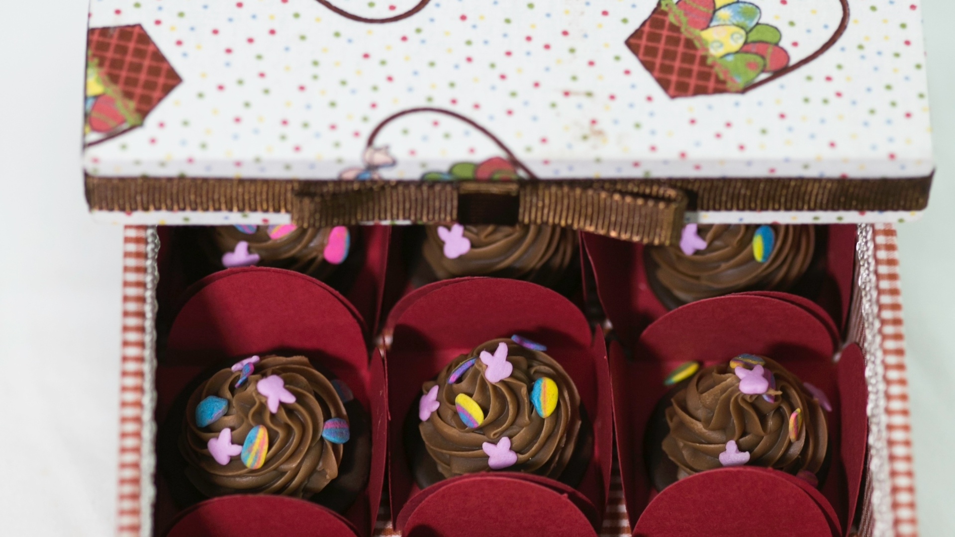 Caixa forrada com pomponettes de avelã; da Docinhos & Doçuras (www.docinhosedocuras.com.br), por R$ 60 (caixa). Preço pesquisado em março de 2013 e sujeitos a alterações - Divulgação/Docinhos & Doçuras