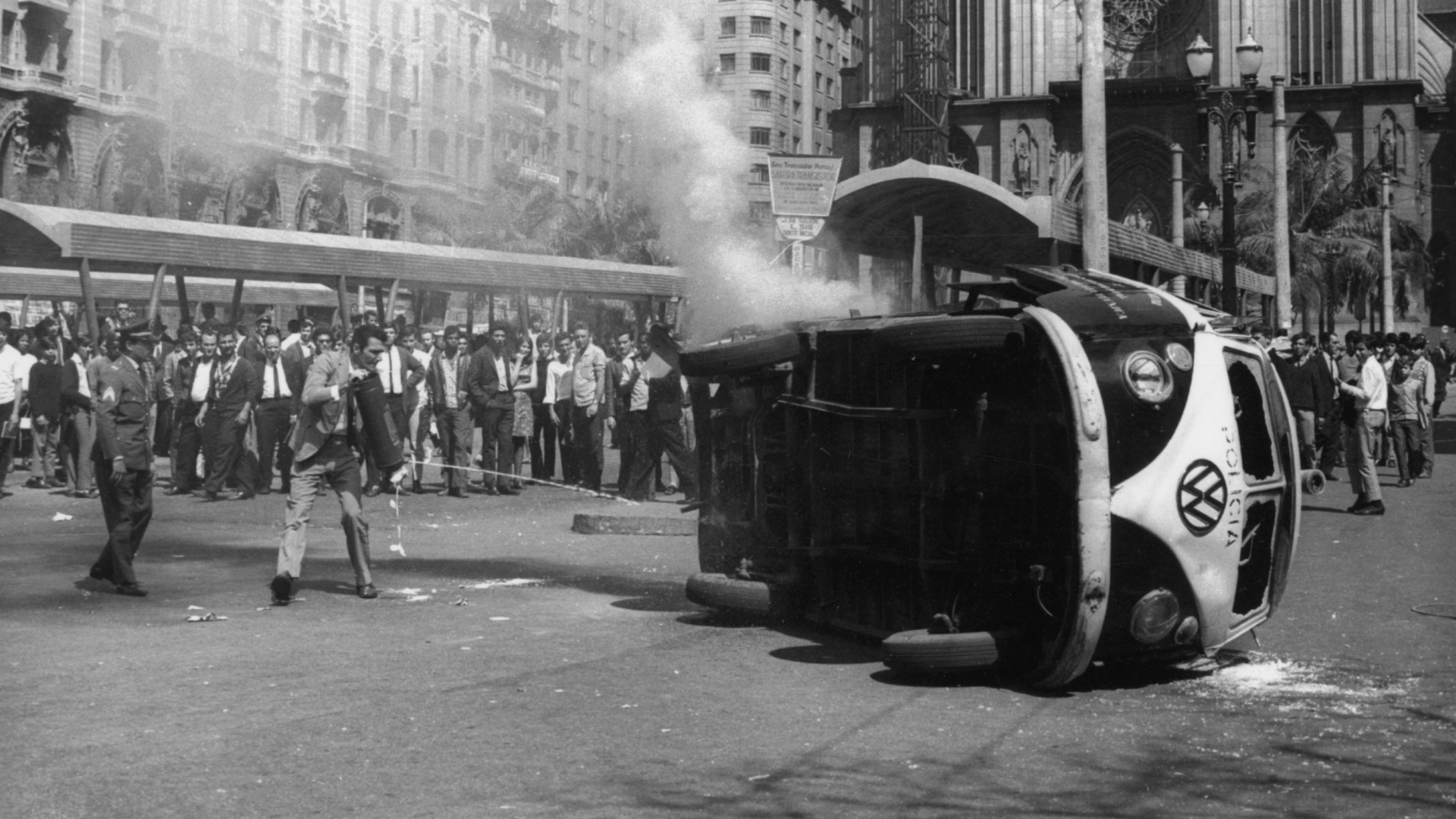 Cena do documentário "O Dia Que Durou 21 Anos", de Camilo e Flávio Tavares. O longa analisa a influência dos Estados Unidos no golpe militar brasileiro, que deixou o país sob ditadura durante mais de duas décadas. - Divulgação / Pequi Filmes