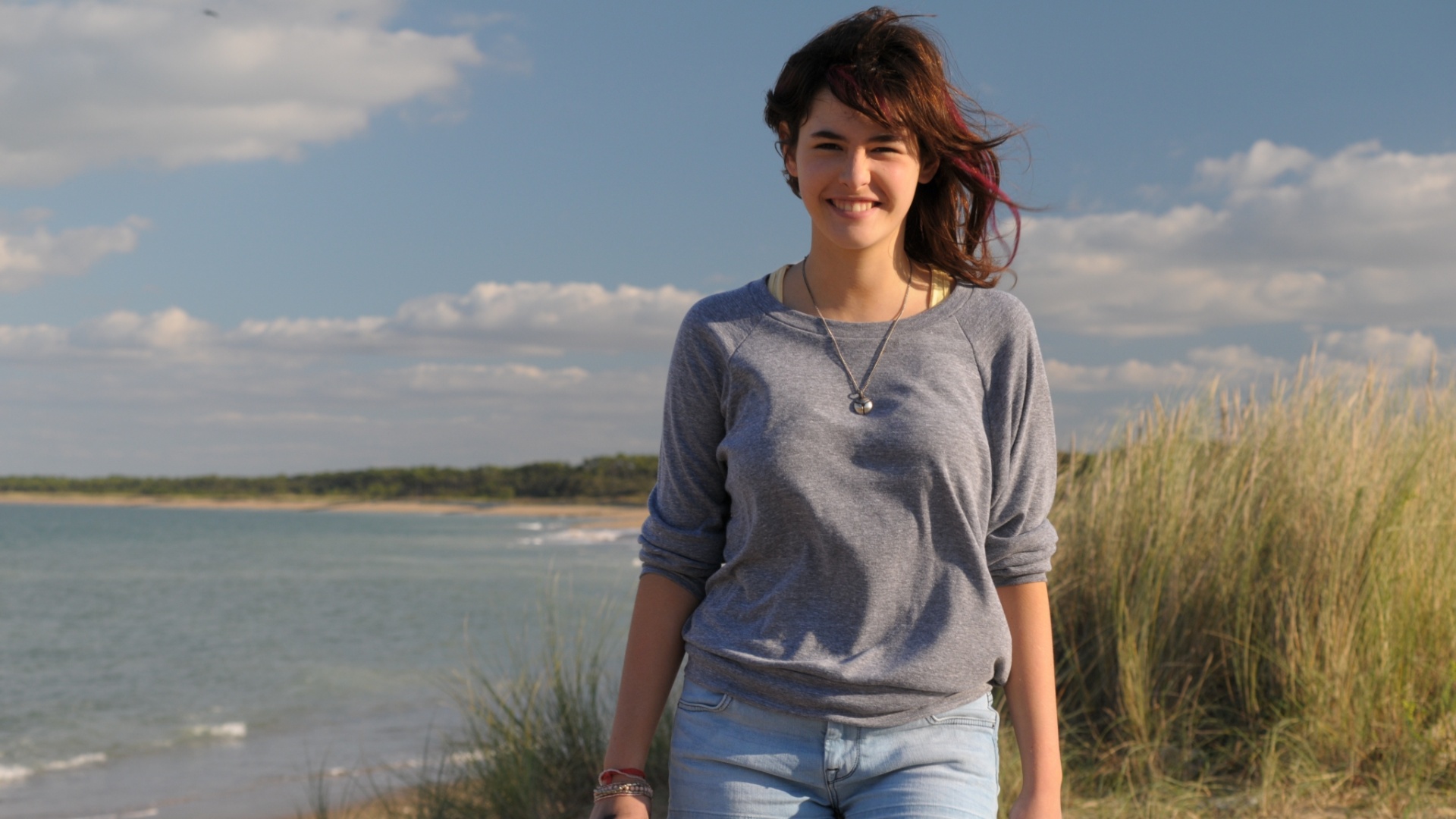 Cena do filme "Sejam Muito Bem-Vindos", de Jean Becker. Um pintor sexagenário decide abandonar a casa sem dar explicações. Durante sua jornada, se depara com Marylou, uma adolescente rejeitada pela mãe e que leva o mesmo nome da famosa personagem do livro "On The Road", de Jack Keroauc. - Divulgação / Imovision