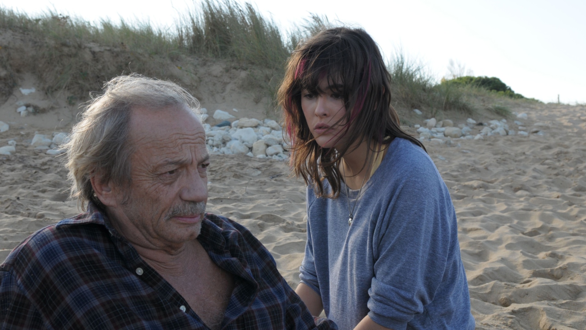 Cena do filme "Sejam Muito Bem-Vindos", de Jean Becker. Um pintor sexagenário decide abandonar a casa sem dar explicações. Durante sua jornada, se depara com Marylou, uma adolescente rejeitada pela mãe e que leva o mesmo nome da famosa personagem do livro "On The Road", de Jack Keroauc. - Divulgação / Imovision