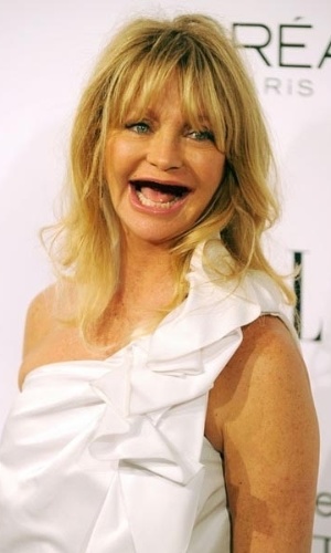 Goldie Hawn no Tumblr "Actresses Without Teeth" (http://actresseswithoutteeth.tumblr.com/), que reúne imagens com a versão "banguela" de atrizes, cantoras e famosas