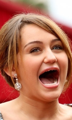 Miley Cyrus no Tumblr "Actresses Without Teeth" (http://actresseswithoutteeth.tumblr.com/), que reúne imagens com a versão "banguela" de atrizes, cantoras e famosas