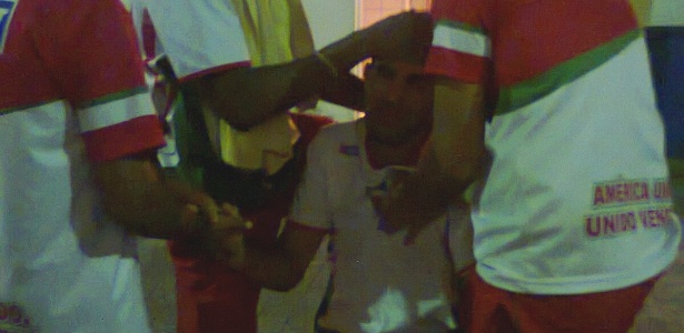 Murilo é amparado pelos seus companheiros ainda no estádio em Sergipe - Raimundo Morais/Divulgação
