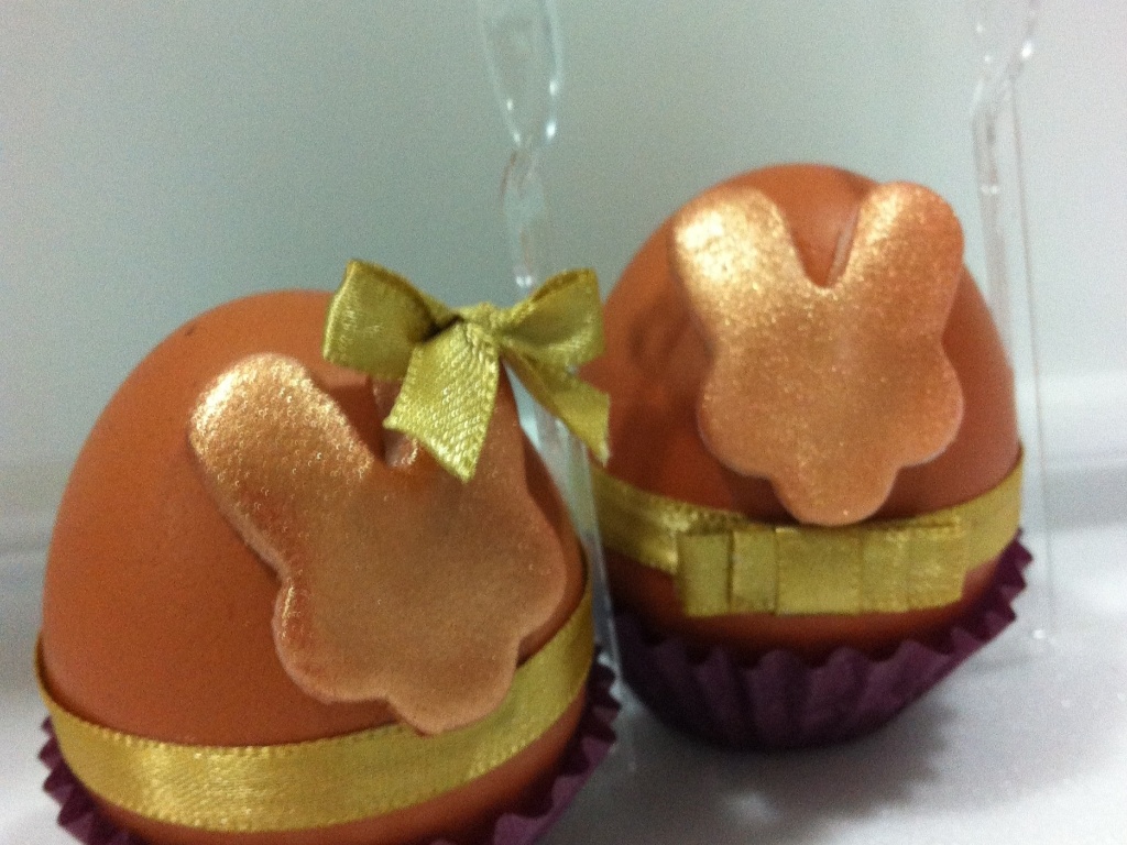 Ovos de galinha, de verdade, recheados com brigadeiro e decorados conforme pedido dos noivos; da Puro Brigaderia (www.purobrigadeiria.com.br), por R$ 7,50 (unidade). Preço pesquisado em março de 2013 e sujeitos a alterações - Divulgacão/Puro Brigaderia