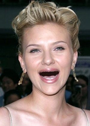 Scarlett Johansson no Tumblr "Actresses Without Teeth" (http://actresseswithoutteeth.tumblr.com/), que reúne imagens com a versão "banguela" de atrizes, cantoras e famosas