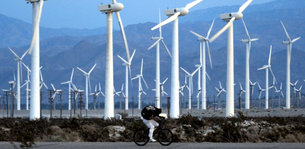 Ciclista pedala contra o vento diante de turbinas eólicas em Palm Springs, Califórnia (EUA) - Kevork Djansezian/Getty Images/AFP