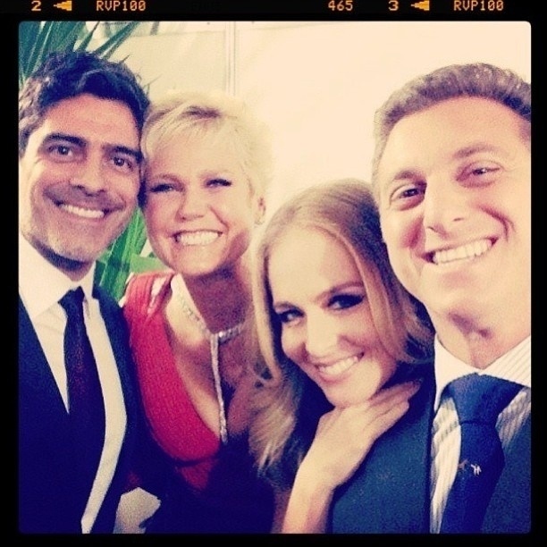 27.mar.2013 - Junno, Xuxa, Angélica e Huck posam juntos na festa "Vem Aí" da Globo
