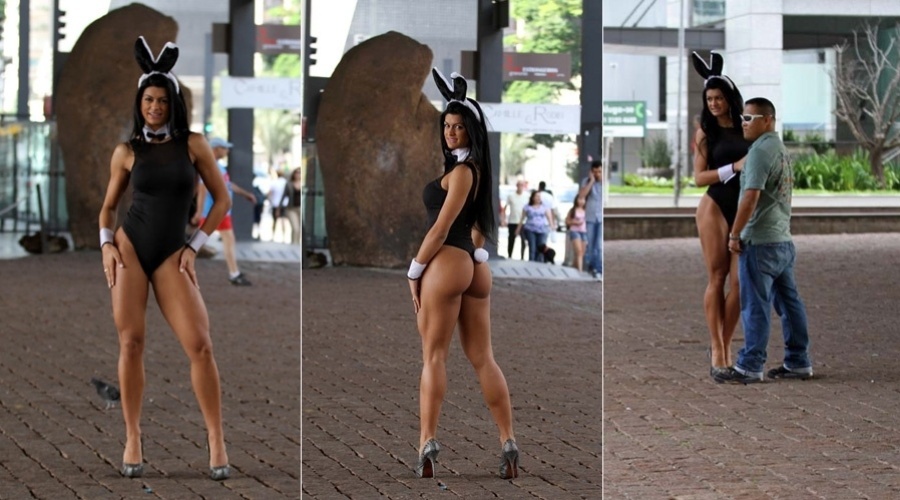 28.mar.2013 - A terceira colocada do concurso Miss Bumbum, Camila Vernaglia, fez um ensaio vestida de coelhinha no vão do Museu de Arte de São Paulo (MASP), em SP. A modelo foi tietada por curiosos