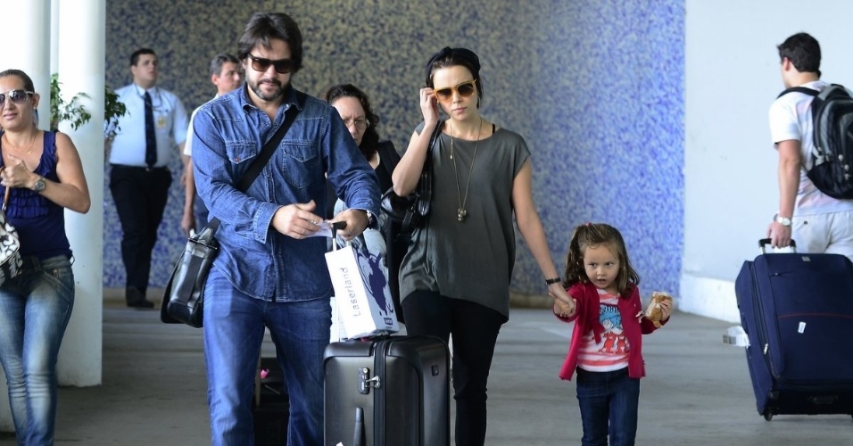 28.mar.2013 - Débora Falabella e Murilo Benício desembarcaram no aeroporto Santos Dumont, centro do Rio. A atriz estava acompanhada da filha Nina
