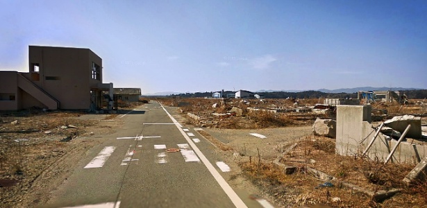 Bairro de Ukedo, na cidade japonesa de Namie, a cerca de 80km de Fukushima, tem ruas desertas e construções destruídas, consequência do tsunami de março de 2011 - Reprodução/Googlemaps/Street View