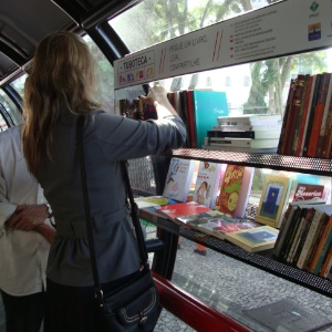 Usuários de transporte coletivo em Curitiba usam a Tuboteca, biblioteca inaugurada nesta quinta-feira (28) na estação da praça Rui Barbosa - Talita Boros/UOL