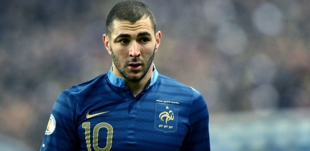 Benzema em partida seleção francesa: polêmico silêncio na hora do hino