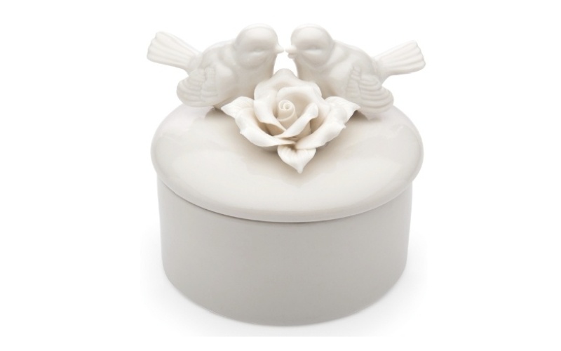 Porta-anel com detalhe de casal de passarinhos feitos em porcelana; da Imaginarium (www.imaginarium.com.br), por R$ R$ 29,90. Disponibilidade e preço pesquisados em março de 2013 e sujeito a alterações - Divulgação/Imaginarium