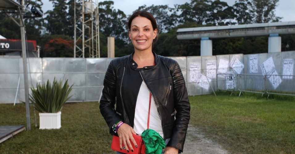 29.mar.2013 - Carolina Ferraz prestigiou o primeiro dia do festival Lollapalooza que acontece em São Paulo