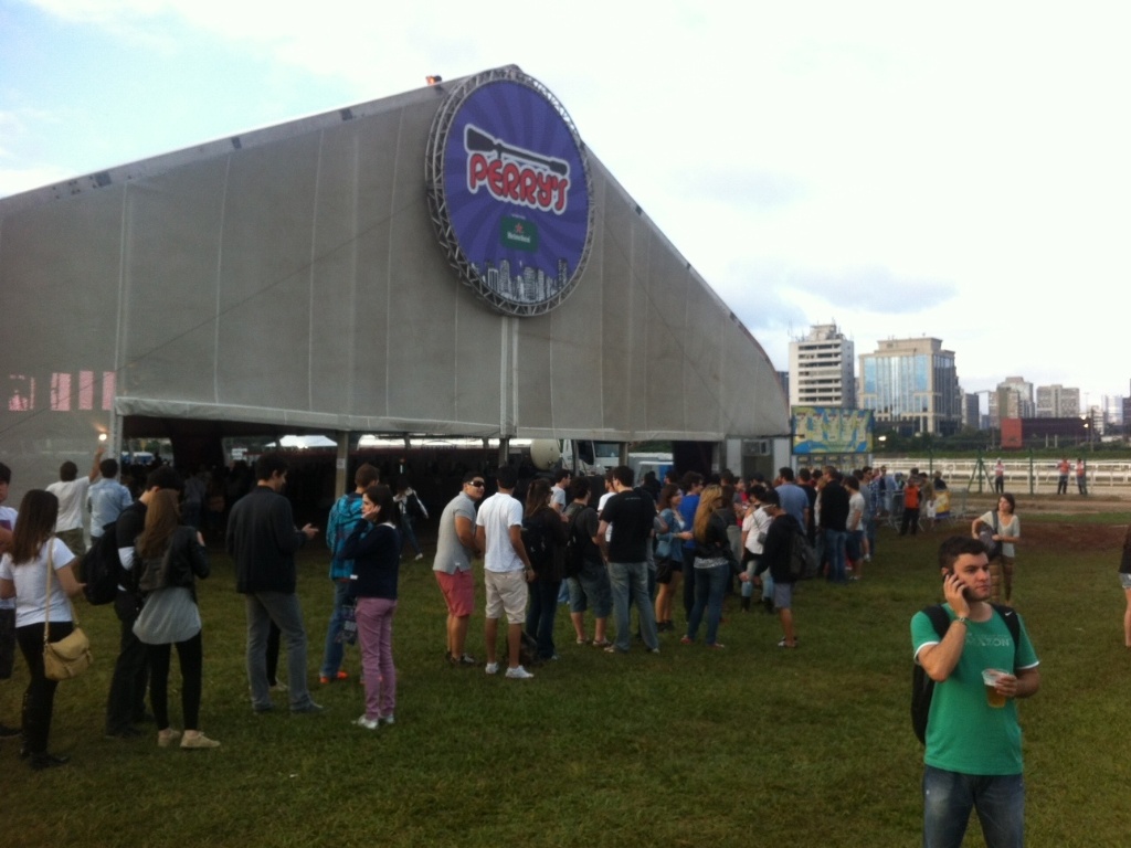 29.mar.2013 - Com a chegada da noite e de um número maior de pessoas ao Jockey Clube, onde acontece o festival Lollapalooza nesta sexta (29), as filas para os banheiros e guichês de bebida aumentaram. - Natália Guaratto/UOL