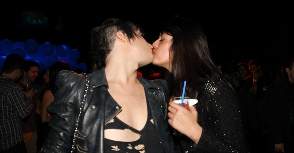29.mar.2013 - Ex-BBB Serginho beija morena em festa