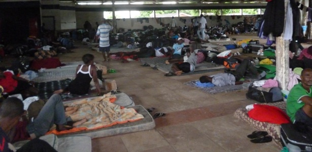 Imigrantes haitianos estão concentrados num galpão na cidade de Brasiléia (AC), fronteira do Brasil com a Bolívia, e vivendo em condições precárias, segundo a Igreja Católica em Rondônia informou em relatório - Migrante-Diocese de RO/Divulgação