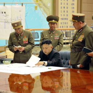 O líder norte-coreano Kim Jong-un presidiu reunião de emergência em Pyongyang, na Coreia do Norte, na qual decidiu apontar mísseis para os EUA