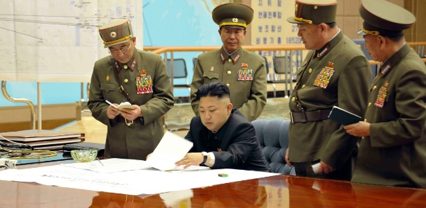 O líder norte-coreano Kim Jong-un presidiu reunião de emergência em Pyongyang, na Coreia do Norte, na qual decidiu apontar mísseis para os EUA
