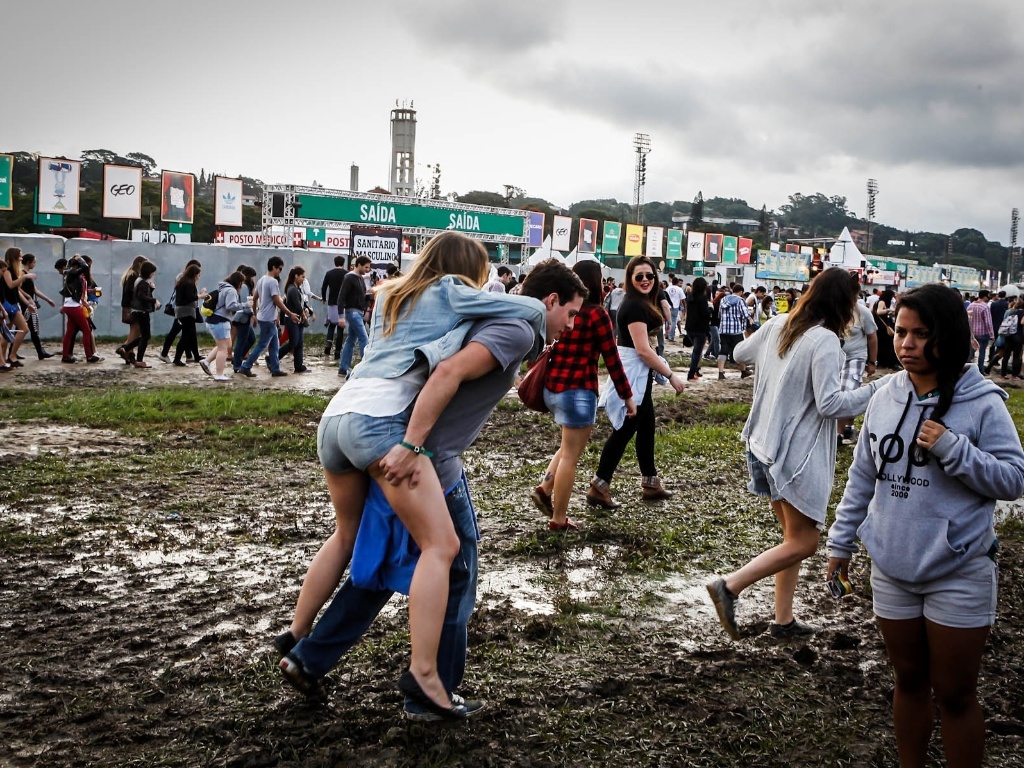 29.mar.2013 - O público do festival Lollapalooza faz o que pode para caminhar entre poças de água e lama durante o evento. Algumas pessoas reclamaram do cheiro de estrume - Leandro Moraes/UOL