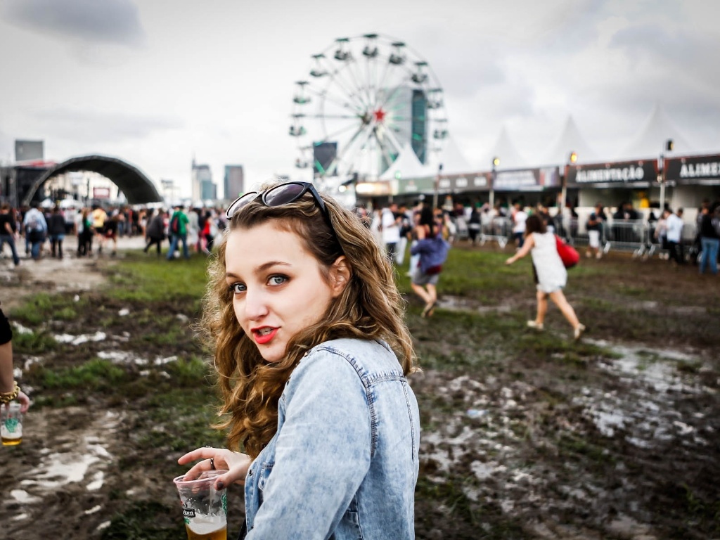 29.mar.2013 - O público do festival Lollapalooza faz o que pode para caminhar entre poças de água e lama durante o evento. Algumas pessoas reclamaram do cheiro de estrume - Leandro Moraes/UOL