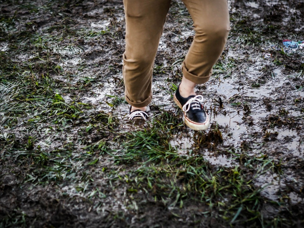 29.mar.2013 - O público do festival Lollapalooza faz o que pode para caminhar entre poças de água e lama durante o evento. Algumas pessoas reclamaram do cheiro de estrume - Leandro Moraes/UOL