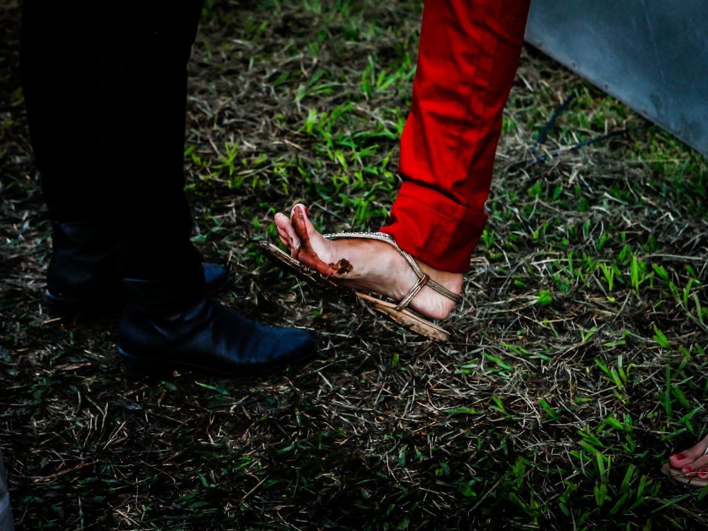 29.mar.2013 - O público do festival Lollapalooza faz o que pode para caminhar entre poças de água e lama durante o evento. Algumas pessoas reclamaram do cheiro de estrume - Leandro Moraes/UOL