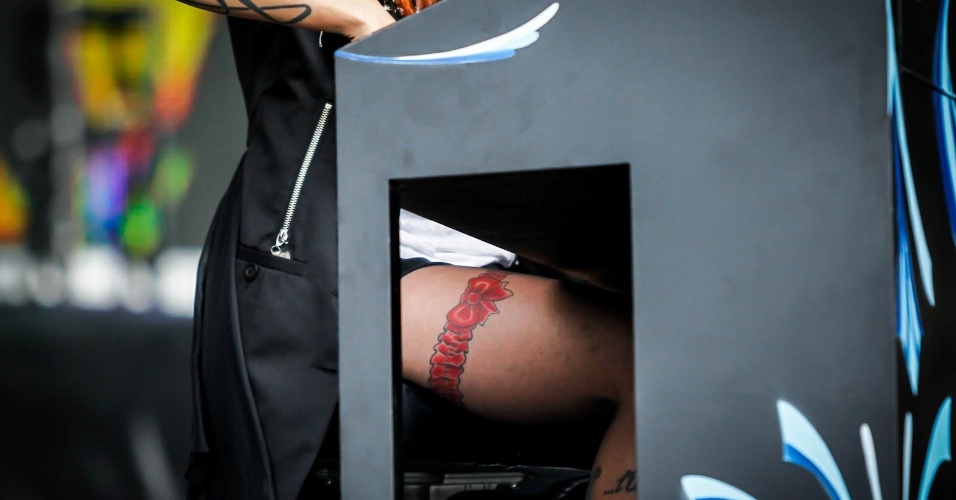 29.mar.2013 - Pitty exibe tatuagem durante show do Agridoce no palco Cidade Jardim no primeiro dia do festival Lollapalooza. É o último show da dupla