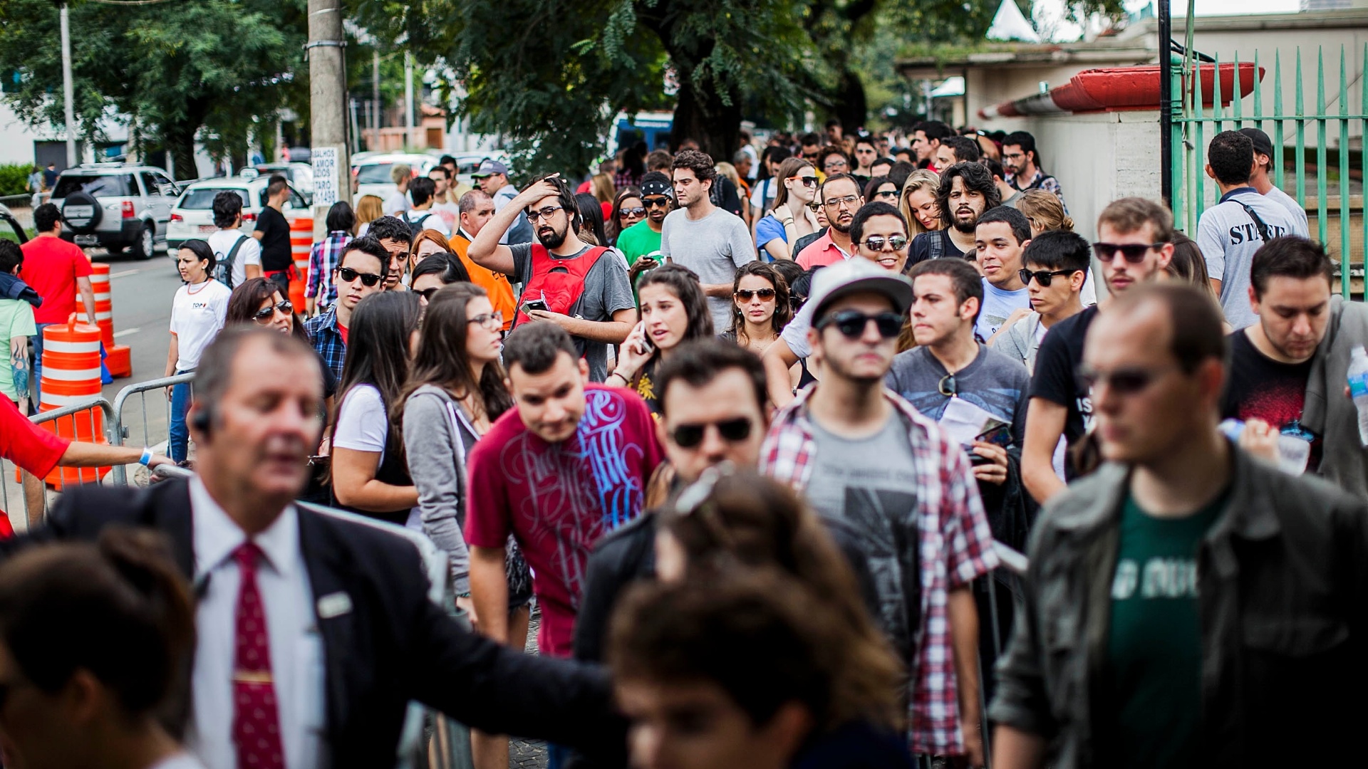 29.mar.2013 - Por volta das 14h da sexta, uma fila de cerca de 200 metros se formou em frente à bilheteria para as pessoas que compraram ingresso para o Lollapalooza 2013 pela internet e optaram por retirá-los na hora. A fila para comprar o ingresso na hora não apresentava problemas - Leonardo Soares/UOL