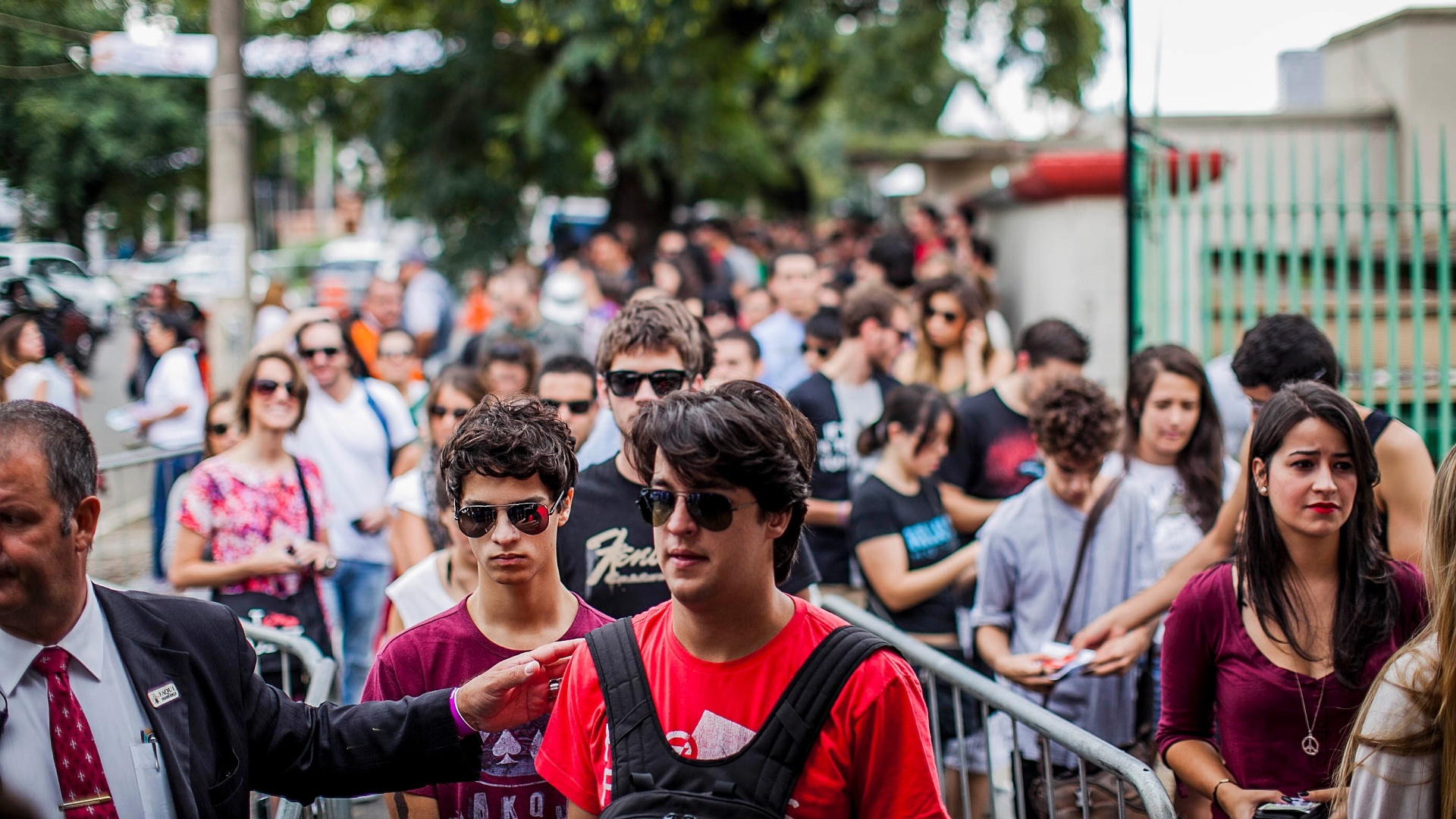 29.mar.2013 - Por volta das 14h da sexta, uma fila de cerca de 200 metros se formou em frente à bilheteria para as pessoas que compraram ingresso para o Lollapalooza 2013 pela internet e optaram por retirá-los na hora. A fila para comprar o ingresso na hora não apresentava problemas - Leonardo Soares/UOL