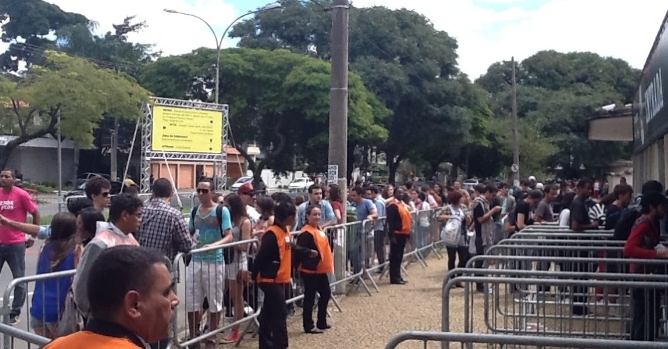 29.mar.2013 - Público aguarda a abertura dos portões no primeiro dia do festival Lollapalooza Brasil 2013.  Entrada foi liberada às 11h40 - Thiago Azanha/UOL