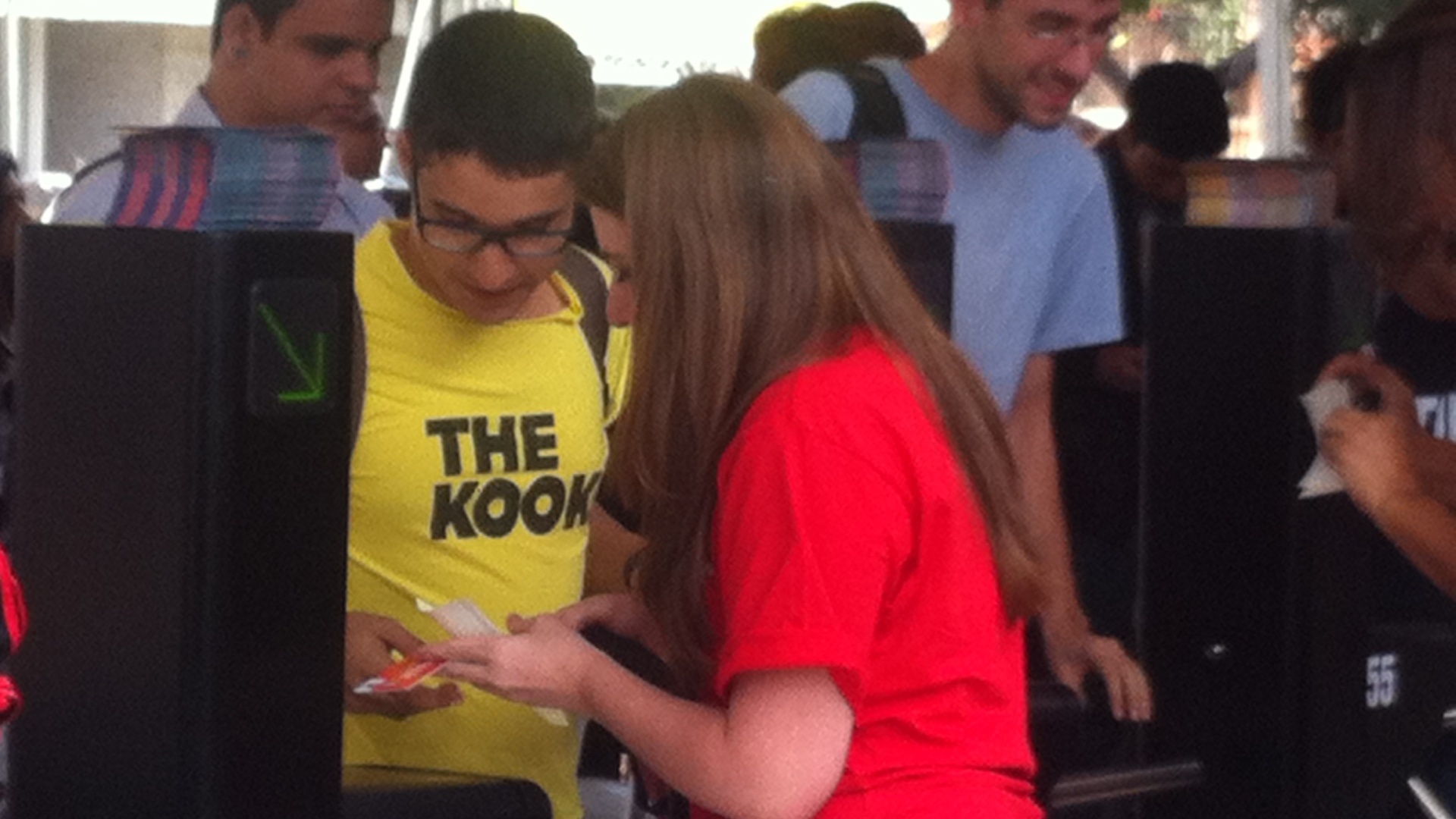 29.mar.2013 - Público entra no festival Lollapalooza. Até aproximadamente o meio-dia, pelo menos, a chegada foi tranqüila. A revista está bem rigorosa principalmente em relação à comida. Embalagens de batata em lata e frutas inteiras são os objetos mais confiscados. - Natalia Guaratto/UOL