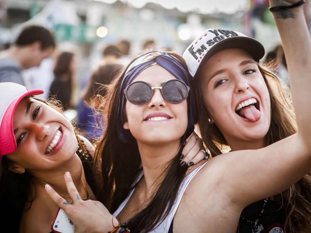29.mar.2013 - Público posa para fotos durante o festival Lollapalooza Brasil 2013 - Leandro Moraes/UOL