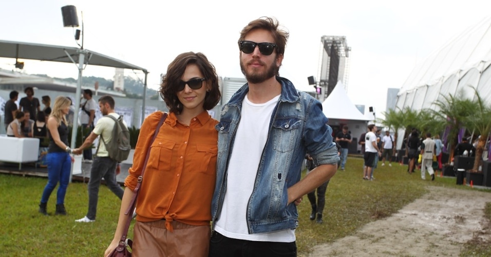 29.mar.2013 - Tainá Muller e o namorado prestigiaram o primeiro dia do festival Lollapalooza que acontece em São Paulo