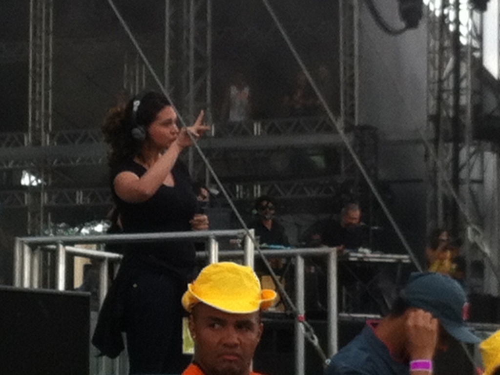 29.mar.2013 - Tradutora para deficientes auditivos, Cyntia Santos, de 30 anos, roubou a cena durante o show do Agridoce na tarde desta sexta-feira (29). A cantora Pitty interrompeu a apresentação e pediu aplausos para intérprete, que estava posicionada em um pequeno palco. "Diga a eles [os deficientes auditivos] que estou muito feliz que eles estejam aqui", disse a cantora baiana. - Natalia Guaratto/UOL