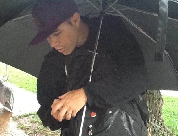 29.mar.2013: Bottons das atrações do festival são vendidos por R$ 10 cada, na porta do Jockey Club - Thiago Azanha/UOL