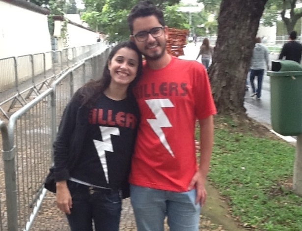 29.mar.2013: Elida Regina e Gabriel Araújo, fãs do The Killers, que vieram de Itapevi e Carapicuíba, respectivamente, aguardam a abertura dos portões do Jockey Club - Thiago Azanha/UOL