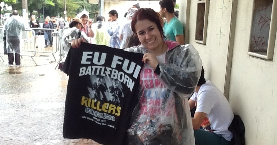 29.mar.2013: Lais pechinchou o preço da camiseta e pagou R$ 30,00. O ambulante pedia R$ 40 - Thiago Azanha/UOL