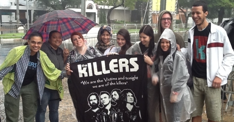 29.mar.2013: Mesmo debaixo de uma fina chuva, fãs do Killers chegam ao Jockey Club antes das 8h para curtir o 1º dia do festival - Thiago Azanha/UOL