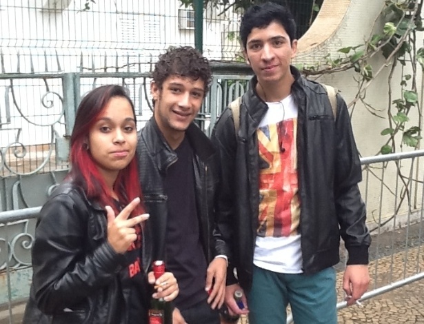 29.mar.2013: Raycia Lima (à esq.) e os amigos saíram de Guarulhos, na Grande São Paulo, às 4h - Thiago Azanha/UOL