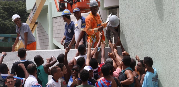 Operários agem como cambistas em dia de venda de ingressos na Arena Fonte Nova